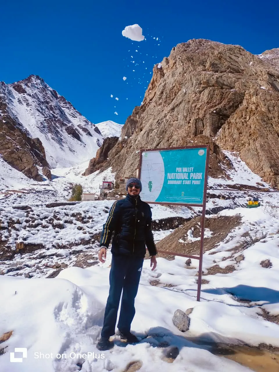 Kulwant throwing a snowball beside the Pin Valley National Park boundary sign